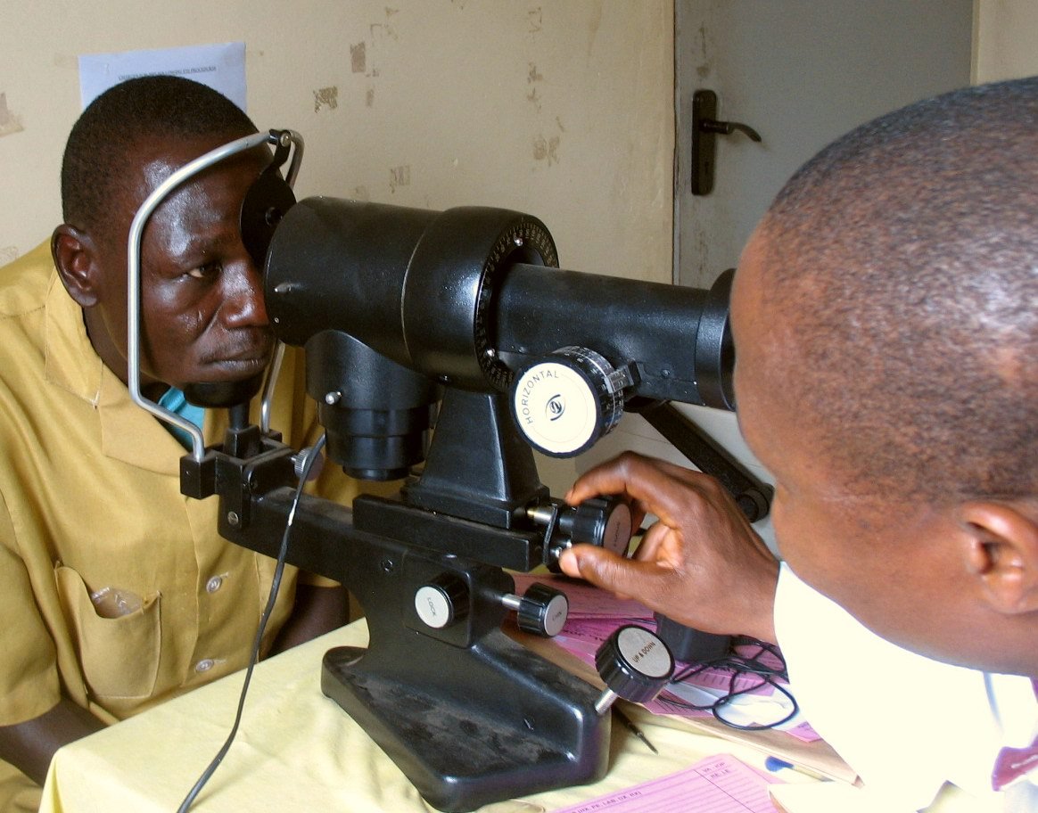 Eye_doctor_examining_Nigerian_patient_with_keratometer